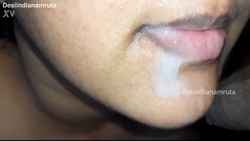 Desi Cute Indian Bhabhi получает Massive Cumshot в красивый рот и губы от члена ее Devar's Cock !!!