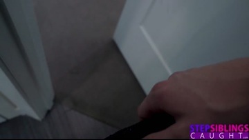 Степсис говорит: "Он всегда играет со своим членом! Это даже сексуально!"