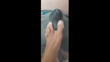 Я так страстно подрочила его член ногами, что он кончил прямо в трусах!
