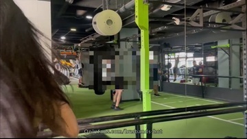 Я приглашаю свою соседку в спортзал и трахаю ее в душе.