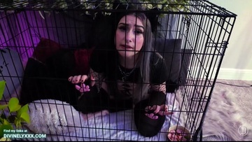 Похотливая красотка Аэстра попала в клетку и отдалась в попку