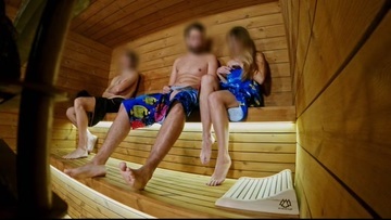 Паренек развел красотку на секс прямо в сауне