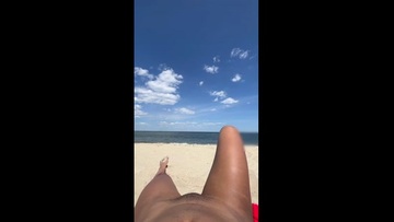 публичное мелькание кисок на нудистском пляже, раздвигая ноги, когда мимо проходят люди