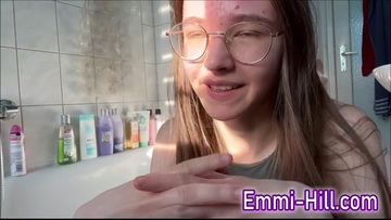 18-ти летняя с огромными половыми губами бреется! Крупный план