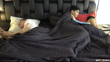 Парень оказался в одной постели с опытной милфой