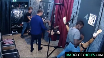 Девушки трахаются за ширмами и получают оргазмы