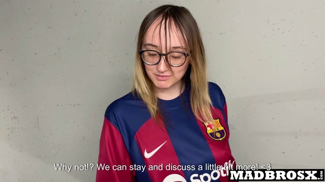Футбольная фанатка трахается с неграми после матча