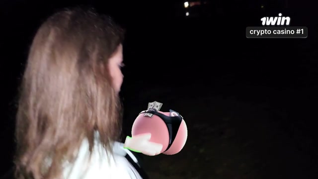 Пока муж спит она сосет член его приятеля