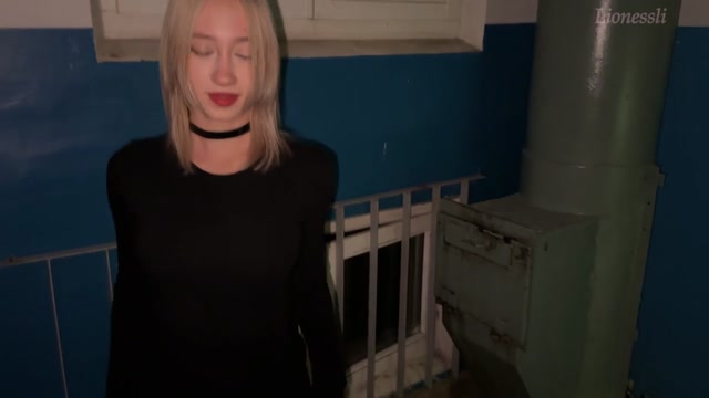 Сучка пососала и дала в анал прямо в подъезде