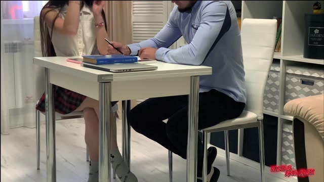 Соблазнил симпатичную студентку и трахнул на кухне