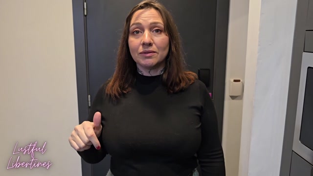 Сексуальная зрелая баба делит постель с молодым любовником