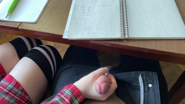 Студентка вновь ласкает парня рукой на уроке 